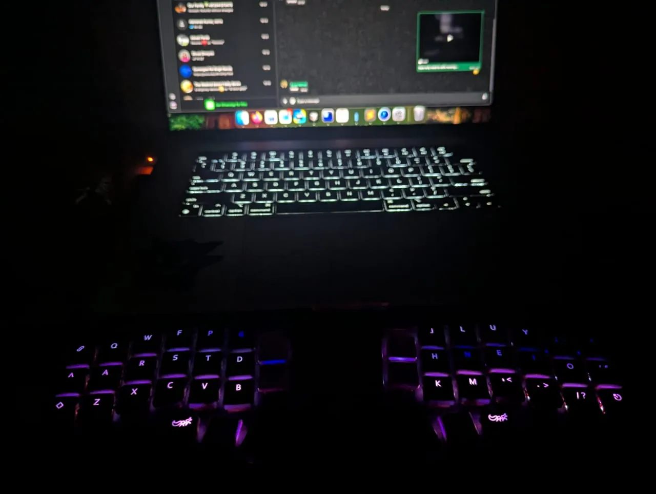 Pictures of the keycaps in the darkness